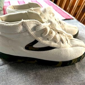 Pre owned Tretorn mid sneakers with camo